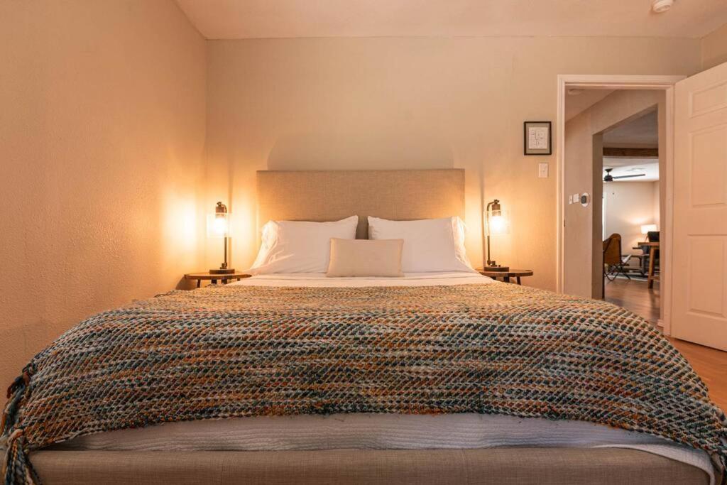 Escape To A Restored 1920S East Waco Bungalow エクステリア 写真